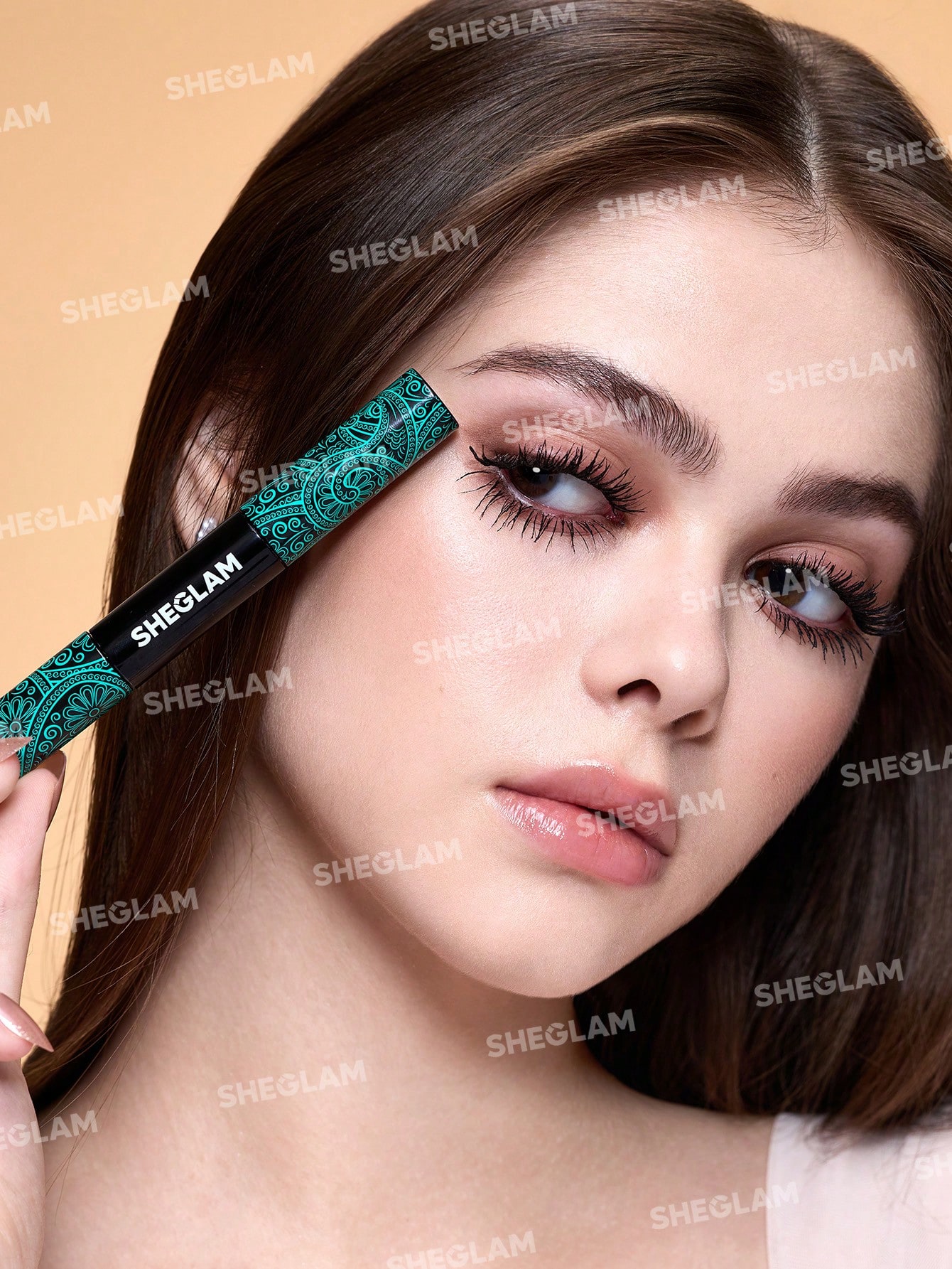 ماسكارا All-In-One Volume - InPaket (5) ماسكارا All-In-One لتكثيف وتطويل الرموش – عبوة أنيقة سوداء